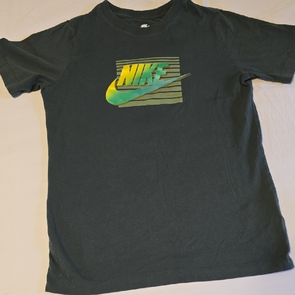 Nike Kids Graphic T-Shirt Forest Green Yellow Green Gradient Logo Size Large L